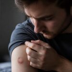 découvrez la signification psychologique de l'acte de mordre selon la psychanalyse et comprenez les messages cachés derrière ce geste.