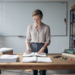 découvrez comment réussir à organiser un cours en classe grâce à une préparation efficace et découvrez le rôle essentiel qu'elle joue dans la réussite pédagogique.